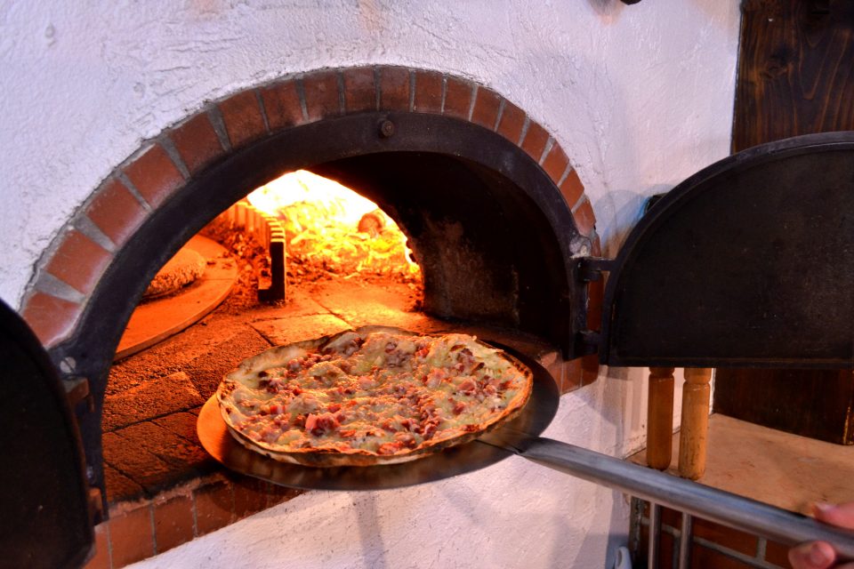 Pizza cuite au feu de bois