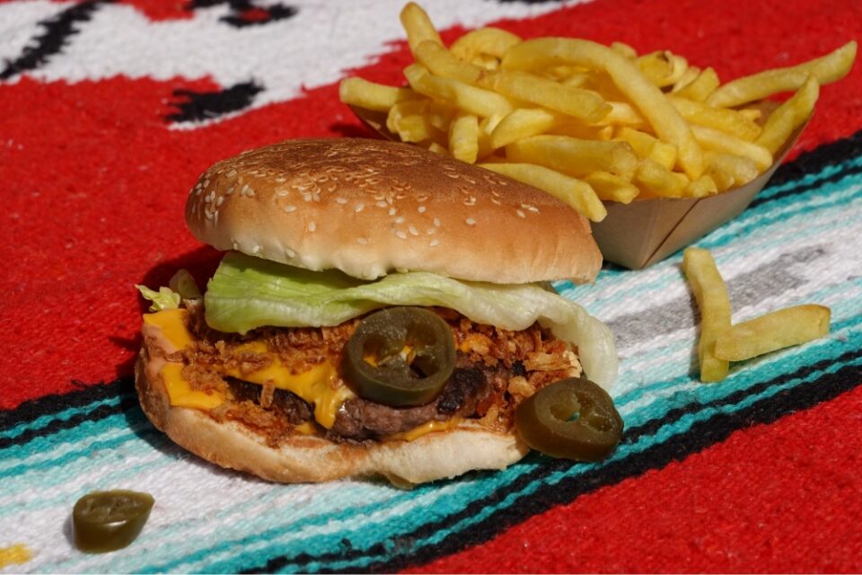 Menu Pimiento avec burger épicé servi dans le restaurant la Cantina, à Fraispertuis-City