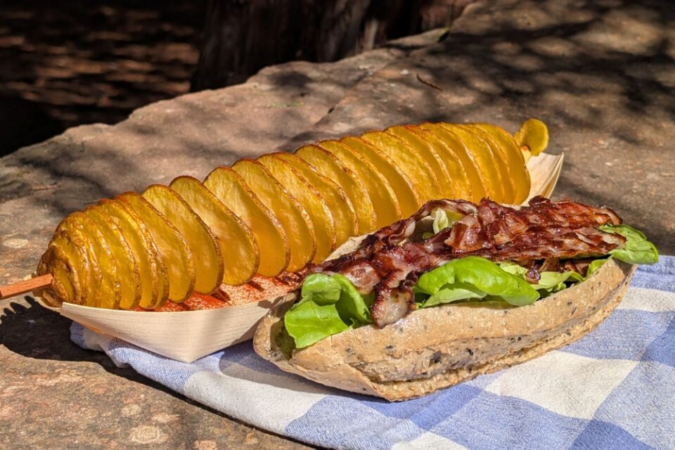 Sandwich paysan et twister potatoes servi dans le snack la Souche, à Fraispertuis-City