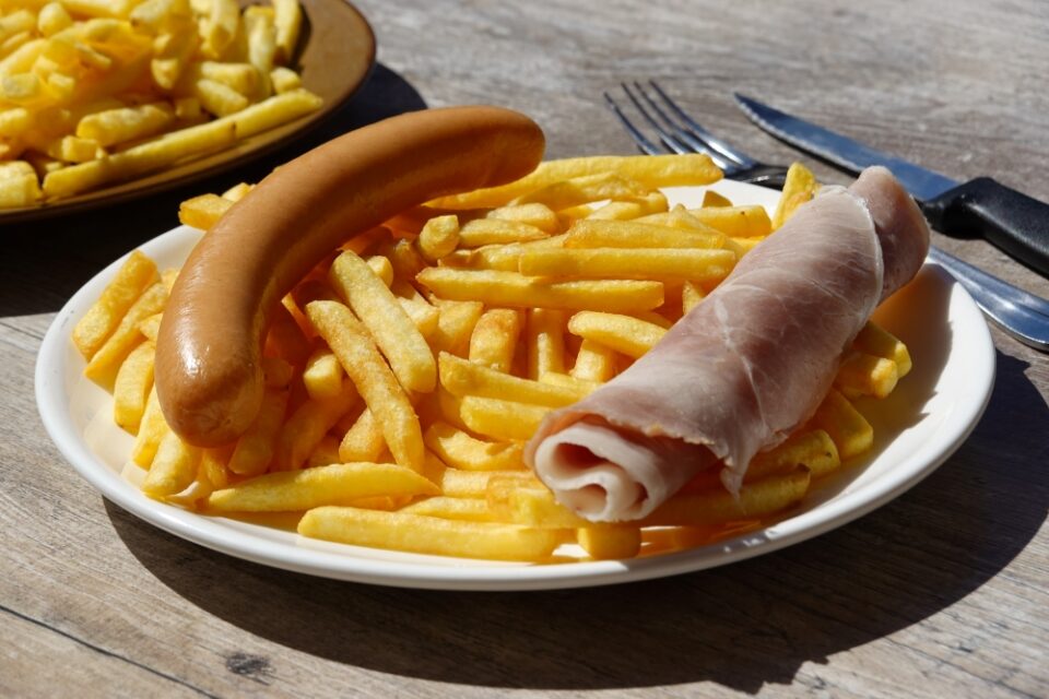 Menu de Joe avec saucisse knack et jambon frites, servi dans le restaurant Le Saloon à Fraispertuis-City