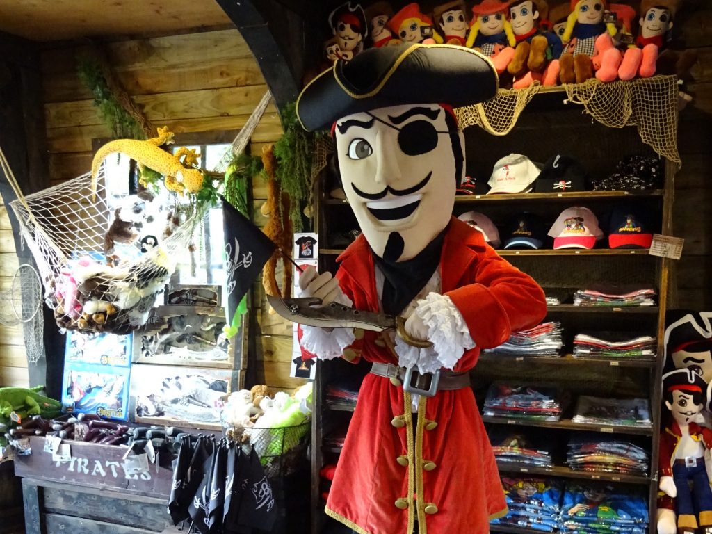 Jack dans une boutique pirate à Fraispertuis-City