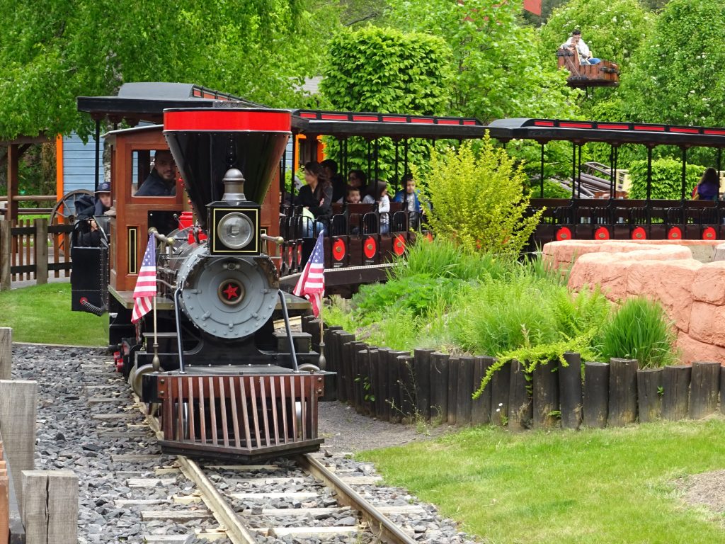 The train takes you to explore Fraispertuis City.