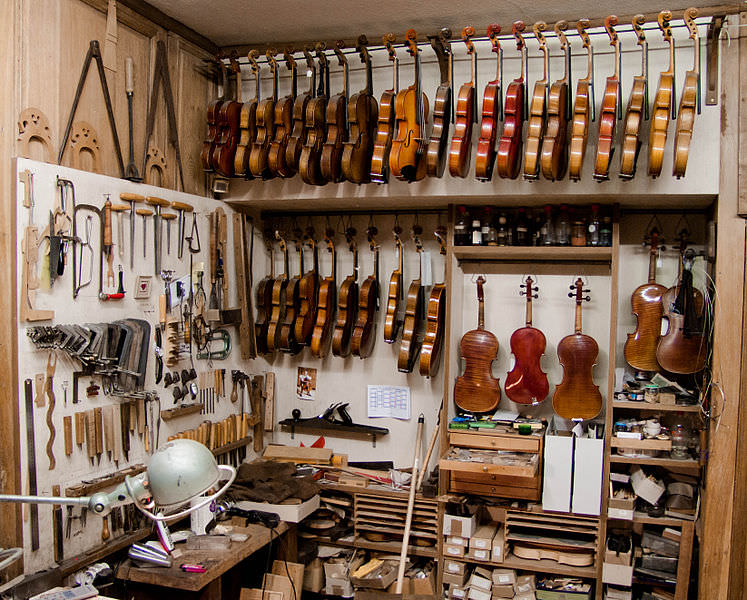 Atelier de luthier à Mirecourt