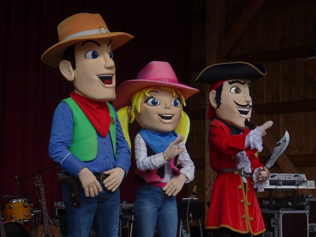 Find our friends Dolly, Billy and Jack on stage to learn a few dance steps.