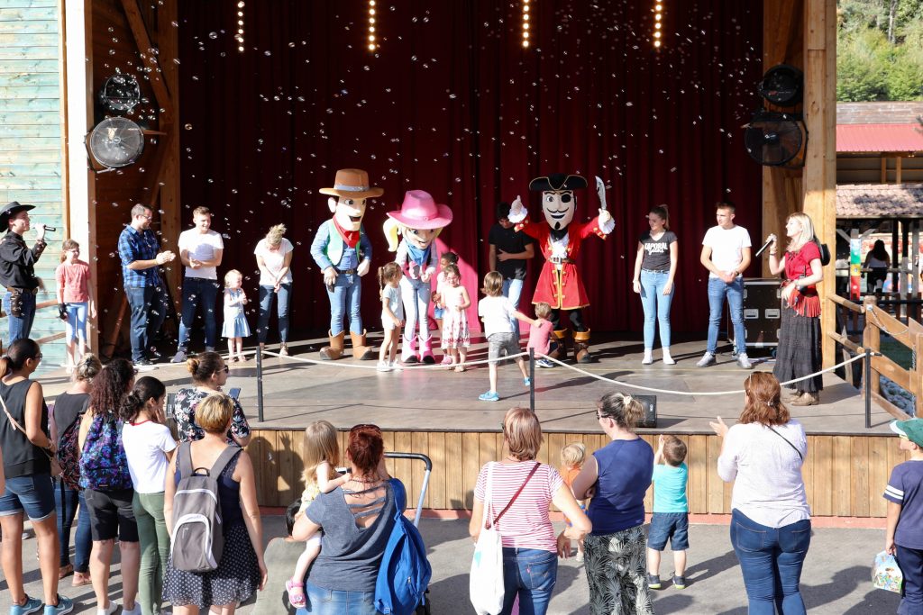 Find our friends Dolly, Billy and Jack on stage to learn a few dance steps.