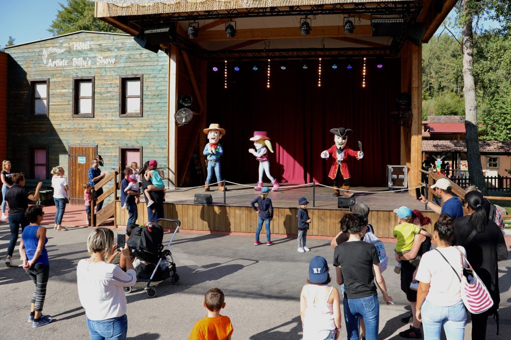 Find our friends Dolly, Billy and Jack on stage to learn a few dance steps.
